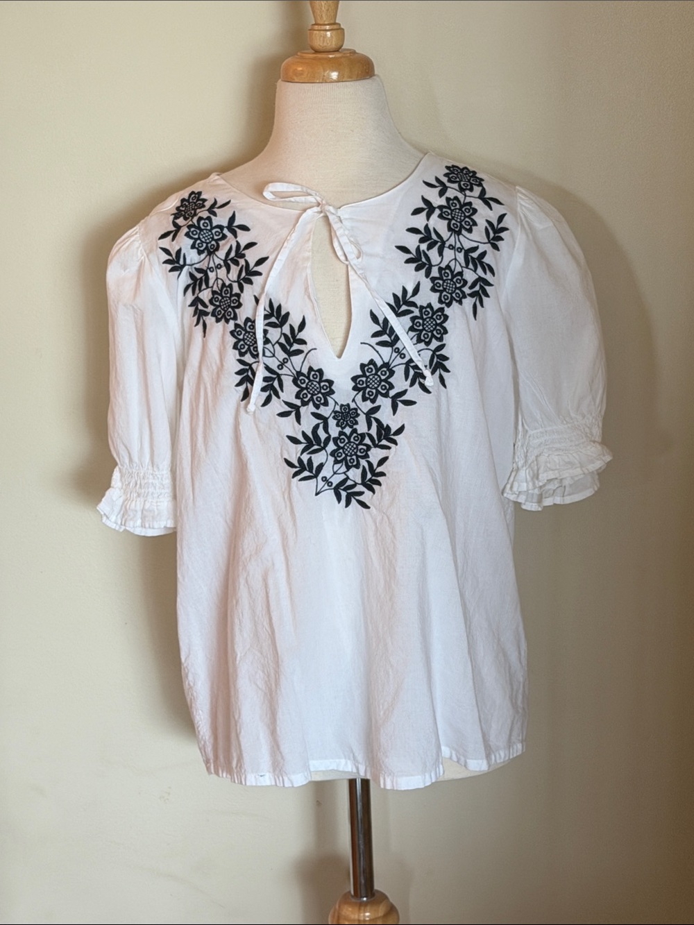 EUC~Women’s Large Lucky Brand White Embroidered Tie-Neck Peasant Top